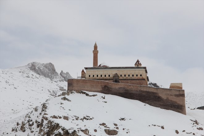 İshak karlı - Paşa Sarayı manzarasıyla ilkbaharda AĞRI ziyaretçilerini ağırlıyor 9