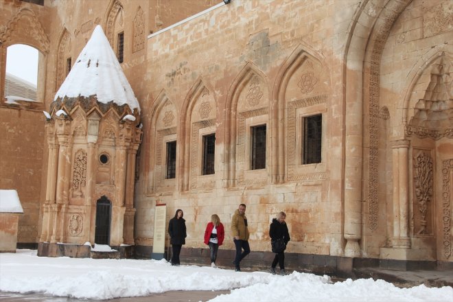 ziyaretçilerini Paşa ağırlıyor karlı ilkbaharda Sarayı AĞRI - manzarasıyla İshak 10