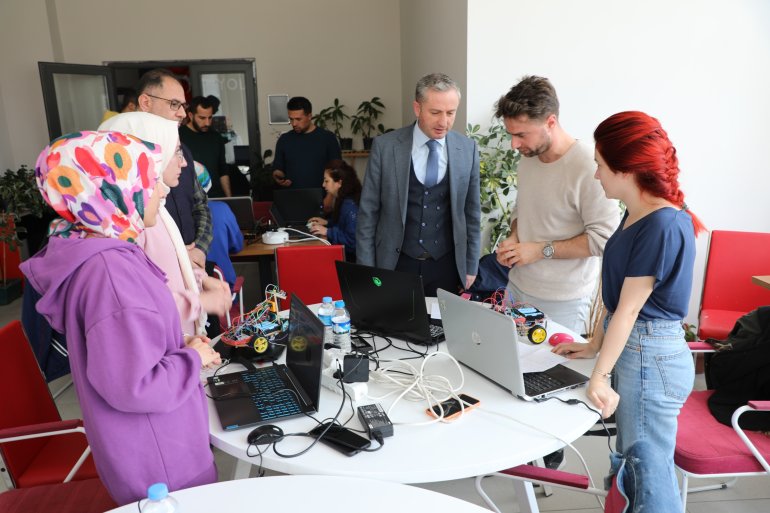 Ağrı Milli Eğitim Müdürü Kökrek, geleceğin bilim adamlarının ürettiği robotları inceledi1