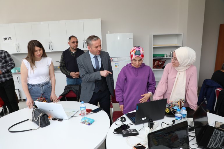 Ağrı Milli Eğitim Müdürü Kökrek, geleceğin bilim adamlarının ürettiği robotları inceledi2