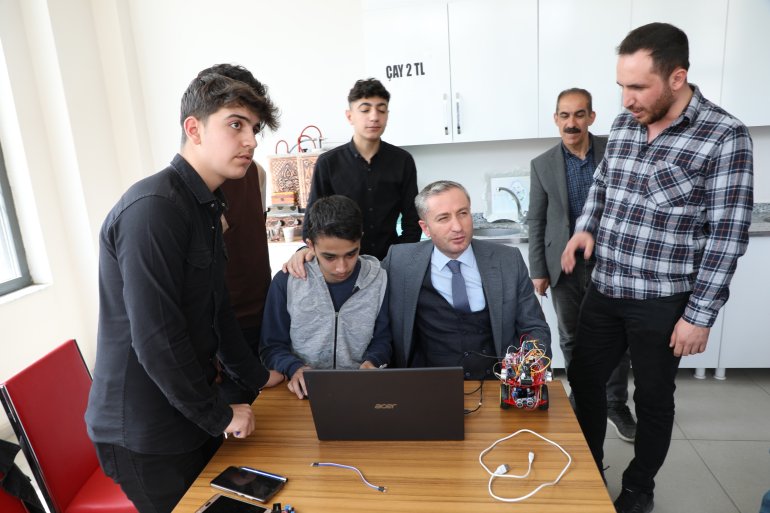 Ağrı Milli Eğitim Müdürü Kökrek, geleceğin bilim adamlarının ürettiği robotları inceledi3