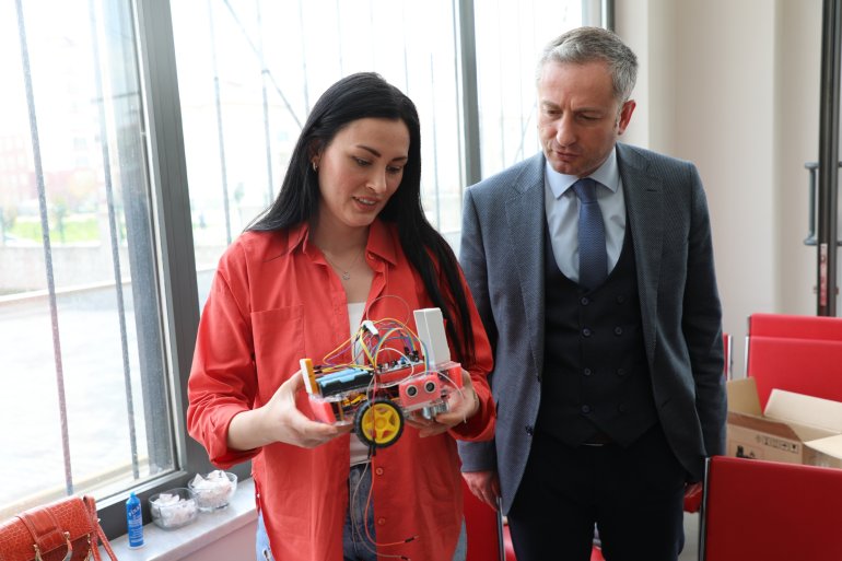 Ağrı Milli Eğitim Müdürü Kökrek, geleceğin bilim adamlarının ürettiği robotları inceledi4