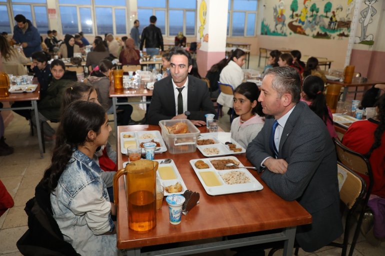 Ağrı Milli Eğitim Müdürü Kökrek, iftarını açtığı öğrencilerin sinema talebini geri çevirmedi1