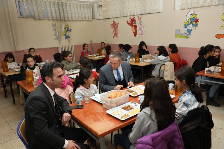 Ağrı Milli Eğitim Müdürü Kökrek, iftarını açtığı öğrencilerin sinema talebini geri çevirmedi2