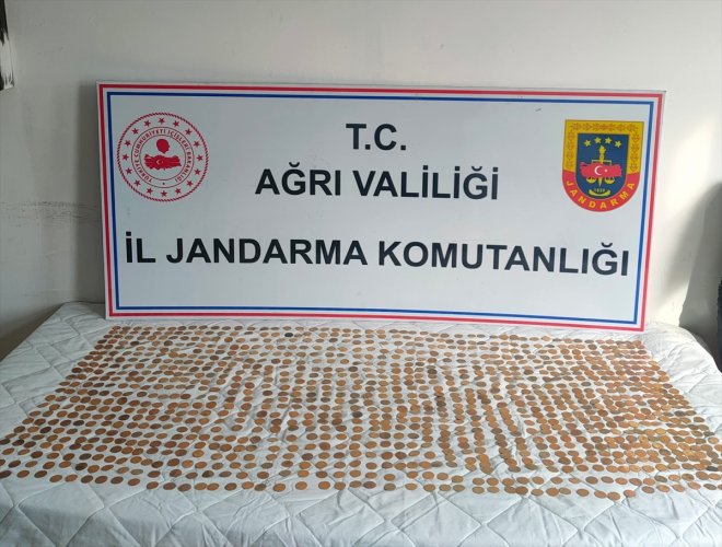 Ağrı'da tır dorsesinin yedek lastiğinde 1245 altın sikke ele geçirildi