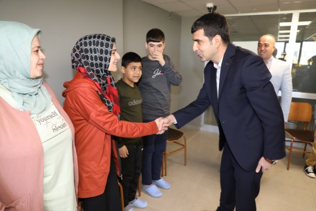 Ağrı Vali Yardımcısı Şenkon, Depremzedelerle Bayramlaştı1