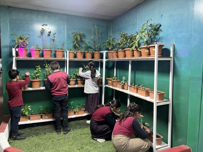 öğrenciler ilişkisini Ağrılı çiçek kavrıyor ile yetiştirerek başarı emek 11