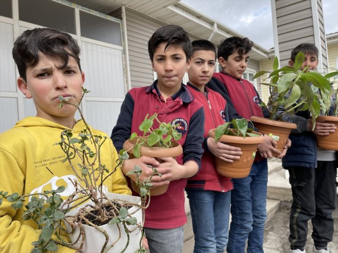 kavrıyor öğrenciler ilişkisini başarı ile çiçek yetiştirerek Ağrılı emek 4