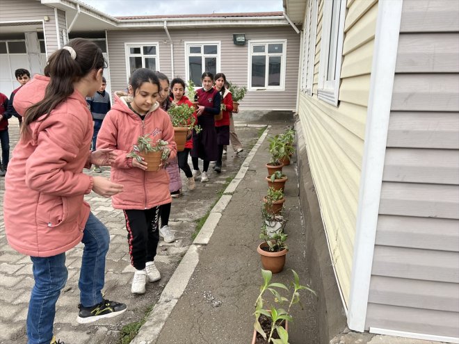 yetiştirerek ilişkisini ile çiçek Ağrılı öğrenciler emek başarı kavrıyor 5