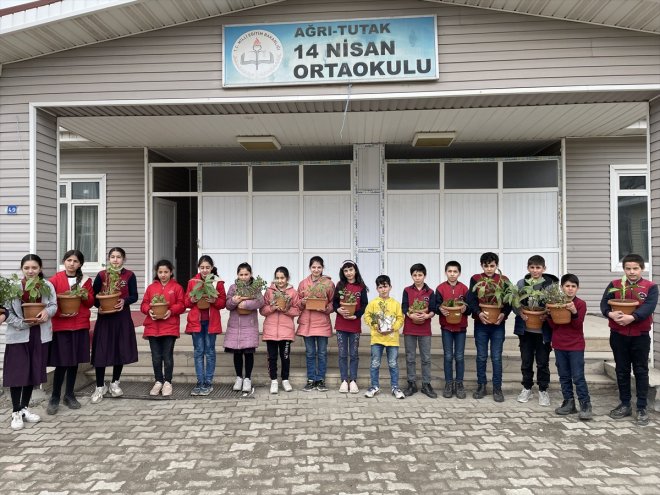 emek ilişkisini kavrıyor çiçek başarı öğrenciler ile Ağrılı yetiştirerek 9