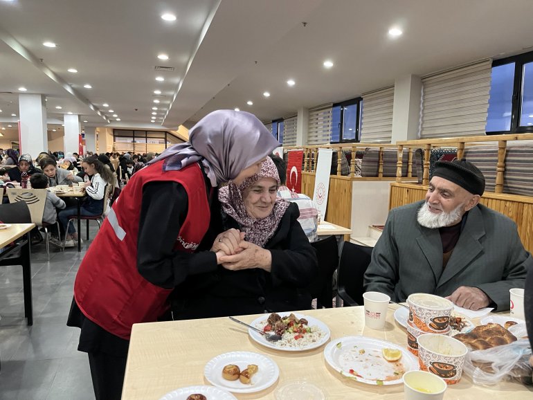 Ağrılı yetimler Kızılay