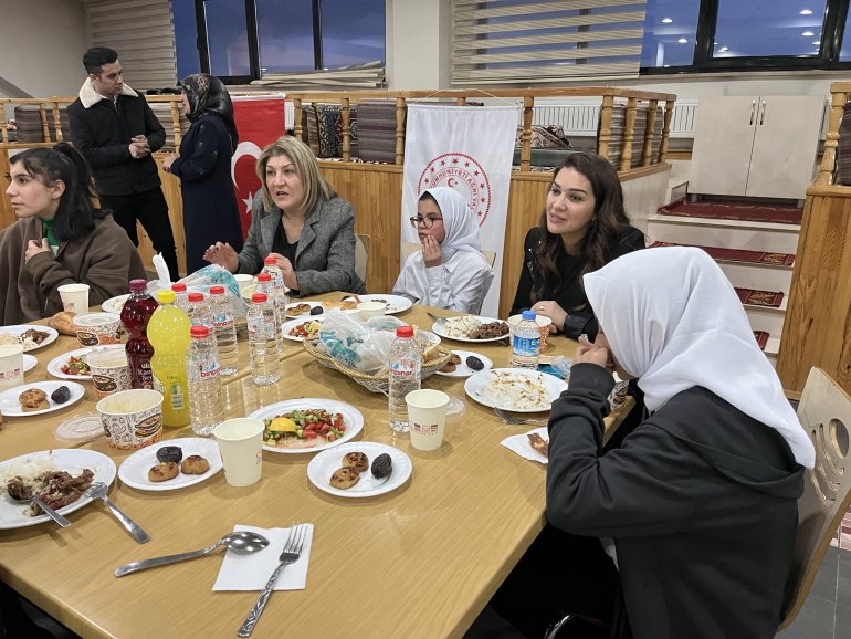 Ağrılı yetimler Kızılay