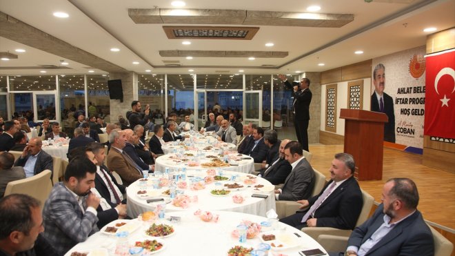 AK Parti Bitlis Milletvekili adayları vatandaşlarla iftarda buluştu
