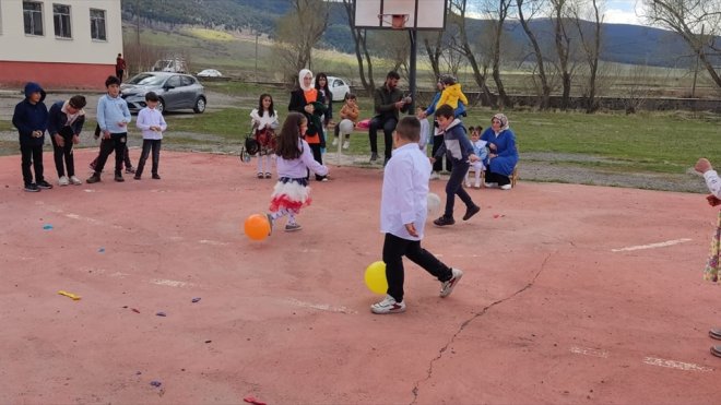 Ardahan'da ilkokul öğrencileri deprem bölgesindeki kardeş okulları için kermes düzenledi