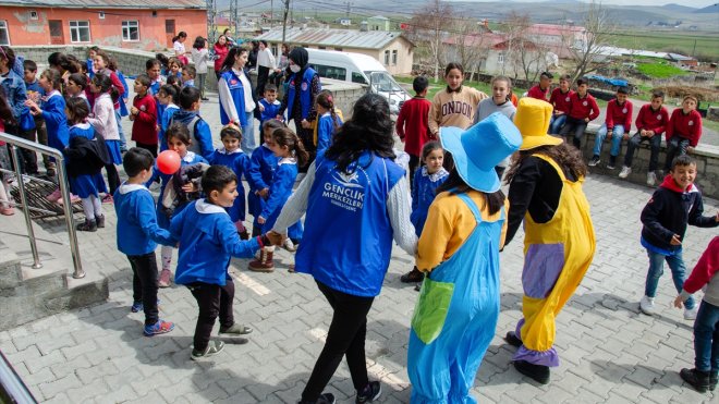 Ardahan'da gönüllü gençler kırsaldaki okullarda çocukları eğlendiriyor