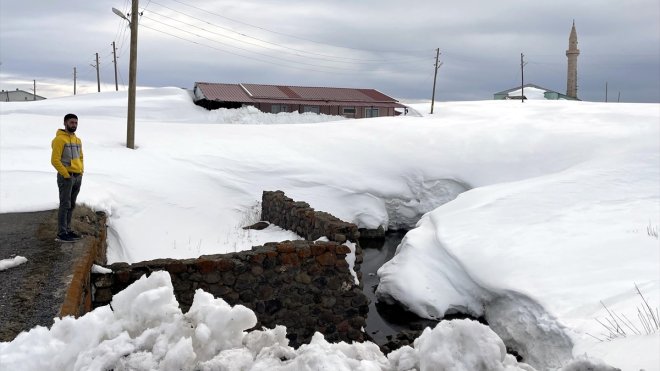 Ardahan'da yayla evleri ilkbaharda kar altında kaldı