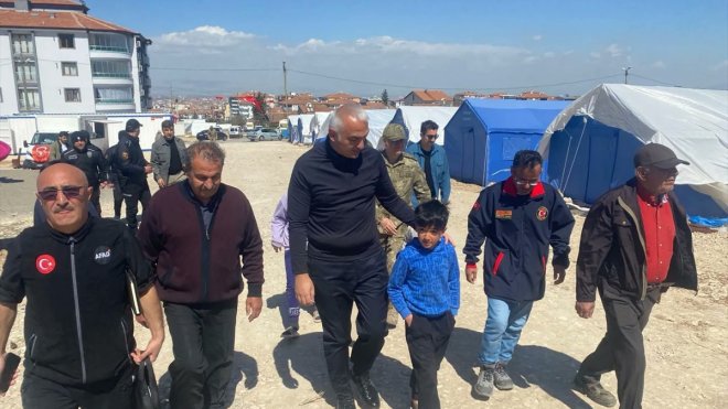 Bakan Ersoy, depremlerden etkilenen Malatya'da incelemelerini sürdürdü
