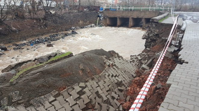 Bingöl'de dere kenarındaki istinat duvarı yağış sonrası çöktü
