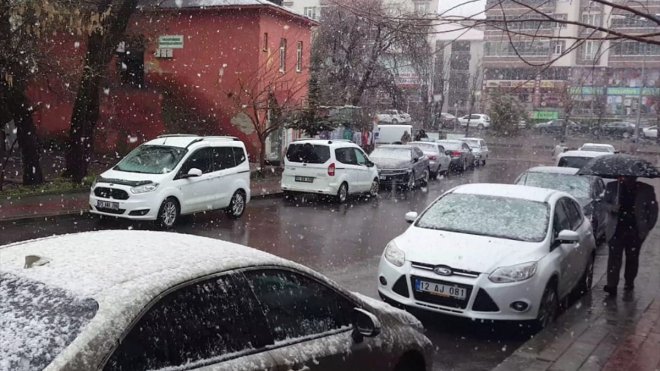 Bingöl'de kar yağışı Karlıova'yı beyaza bürüdü