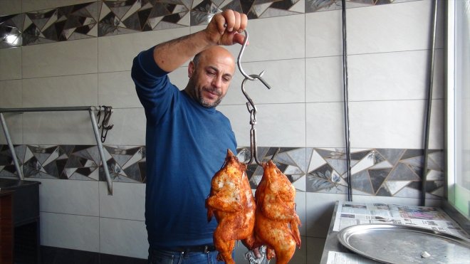 Bitlis'te büryan tandırında pişirilen tavuklar ilgi görüyor