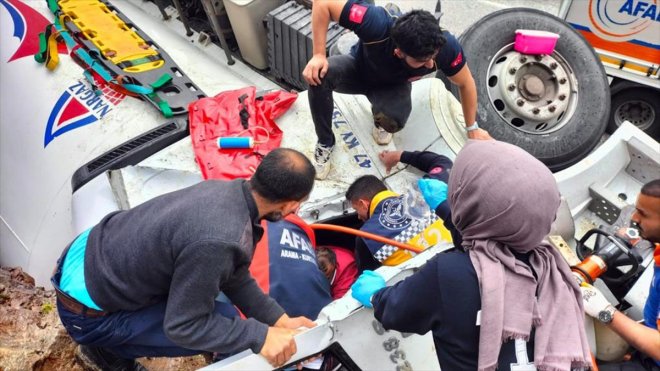 BİTLİS - Devrilen tankerin sürücüsü yaralandı1