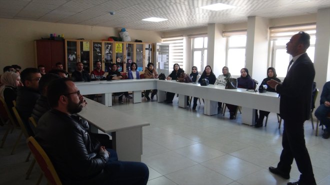 Tatvan'da 'akran zorbalığı ve teknoloji bağımlılığı' seminerleri