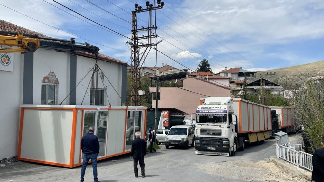 CHP Genel Başkan Yardımcısı Ağbaba Malatya'da esnafa konteyner teslim etti