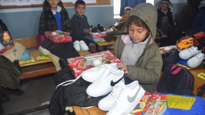 Deprem bölgesinden döndüler, Kars kırsalında çocuklara bayramlık dağıtıyorlar1