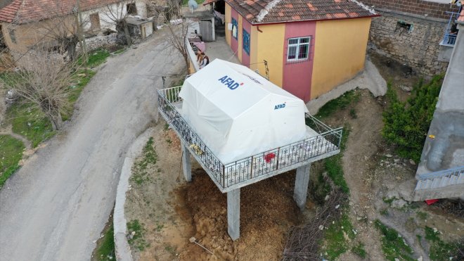 Deprem çadırını tek katlı betonarme yapının üstüne kurdular1