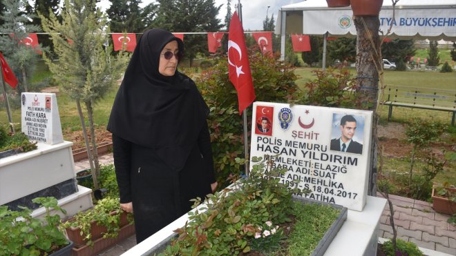 Depremzede şehit annesi, oğlunun mezarını iki ay sonra ziyaret edebildi1