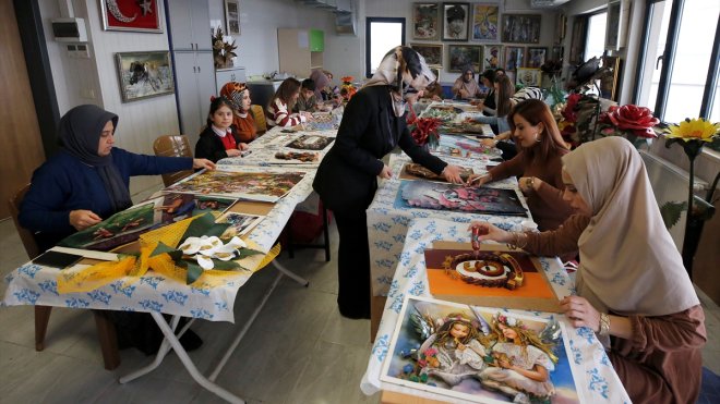 Anneler ve çocukları kursta dekoratif ürünler yapıyor