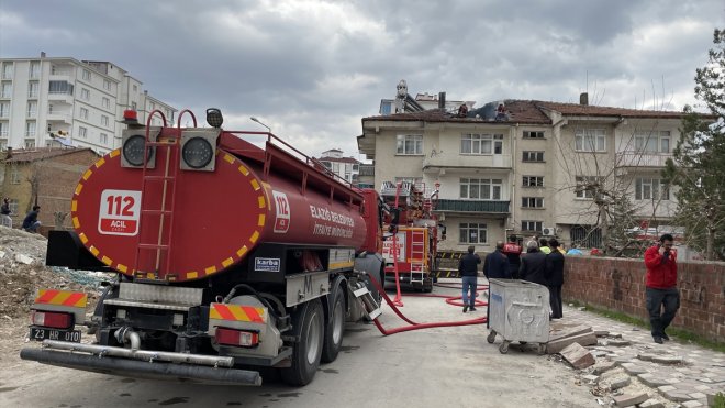 Elazığ'da çatı katında çıkan yangın söndürüldü