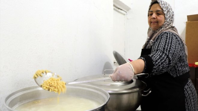 Elazığ'da annelerin hazırladığı iftarlıklar depremzedelerin sofralarına ulaştırılıyor