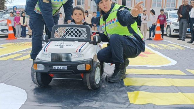 Elazığ'da jandarmadan öğrencilere trafik eğitimi
