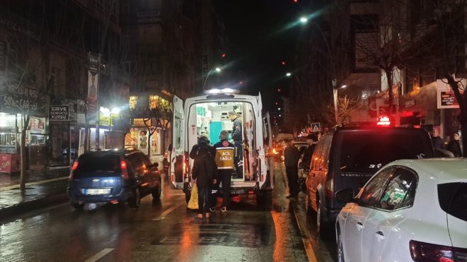 Elazığ'da otomobil ile çarpışan motosikletteki kurye yaralandı