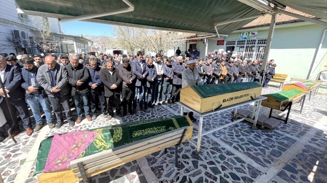 Elazığ'da evlerinde ölü bulunan 6 kişinin cenazesi defnedildi