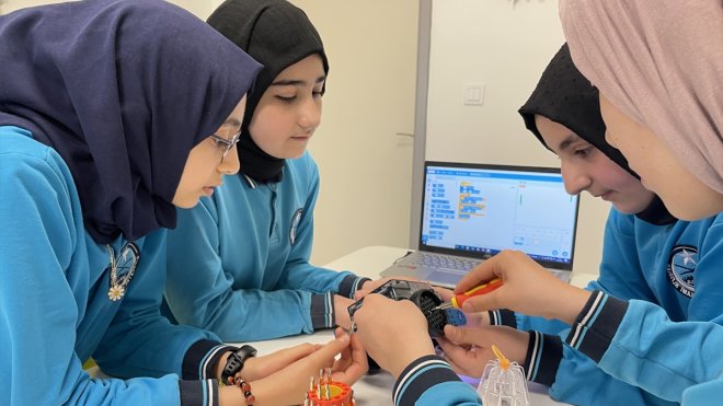 Minik hafızlar robotik ve kodlama atölyesinde geleceğin teknolojilerini öğreniyor
