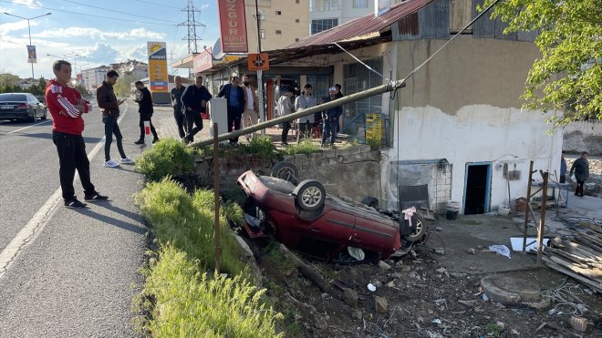 ELAZIĞ - Şarampole devrilen otomobildeki 5 kişi yaralandı1