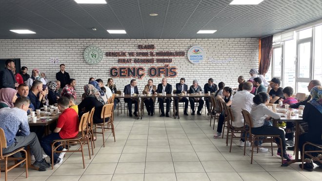 Elazığ Valisi Toraman, depremzedeler ve Ahıska Türkleri ile bayramlaştı1