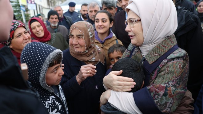 Emine Erdoğan, Malatya'da depremzedelerle bir araya geldi