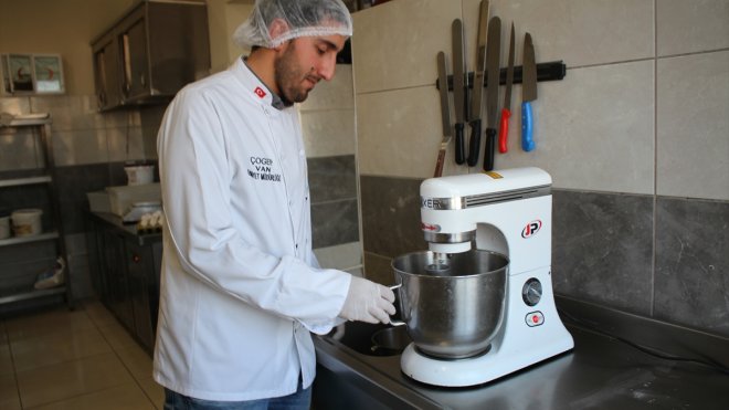 Emniyet Müdürlüğünün "Başar ki Hayallerini Kucakla" projesiyle iş sahibi oldu