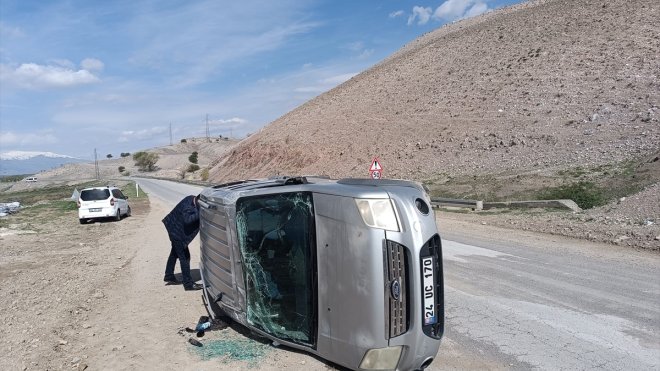 Erzincan'da devrilen araçtaki iki kişi yaralandı