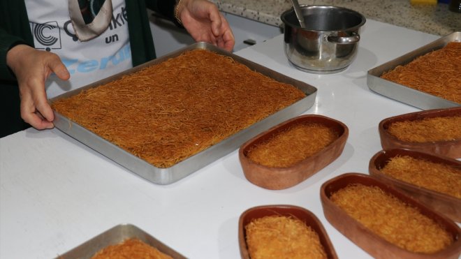 Erzincanlı kadınlar ramazanda yoğun talep gören kesme kadayıf için mesaide