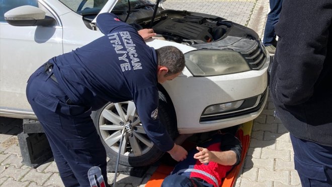 ERZİNCAN - Otomobilin motor kısmına sıkışan kedi yavrusunu itfaiye kurtardı1