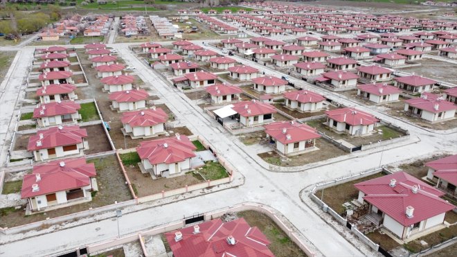 TOKİ'nin Erzincan'da inşa ettiği tek katlı köy evlerinde güvenle oturuyorlar