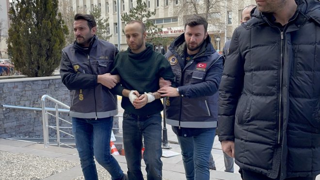 Erzurum'da annesini öldürüp babasını yaralayan zanlı adliyeye sevk edildi