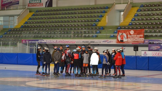 Erzurum'da düzenlenen Short Track Türkiye Şampiyonası, resmi antrenmanlarla başladı