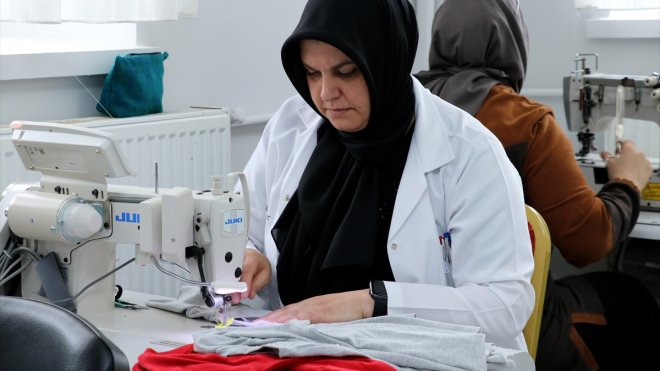 Depremzede çocukların bayramlıkları olgunlaşma enstitüsünün gönüllü usta öğreticilerden