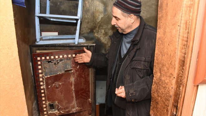 ERZURUM - Duvarı delip kuyumcuya giren hırsızlar altın ve para çaldı1