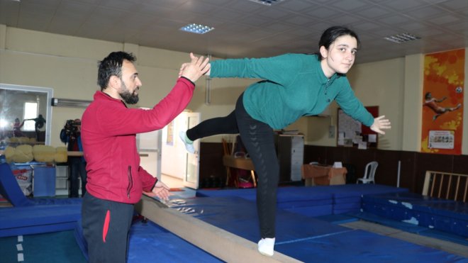 Otizmli Betül, hobi amaçlı başladığı jimnastikte ikinci Türkiye şampiyonluğunun peşinde